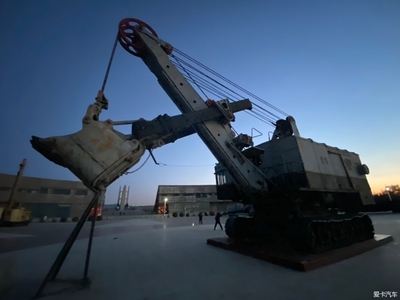 夕陽(yáng)余暉下的阜新 一座工業(yè)城市的記憶與礦山、建筑設(shè)備零部件的回響