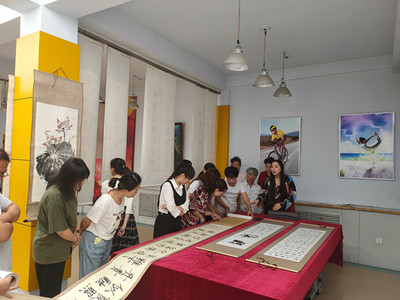 丹青繪金秋 翰墨頌華章——群英街道成功舉辦金秋書畫賞析會(huì)
